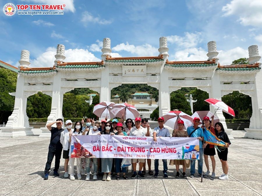 Đoàn khách tham gia tour du lịch Đài Loan trọn gói giá tốt nhà Top Ten