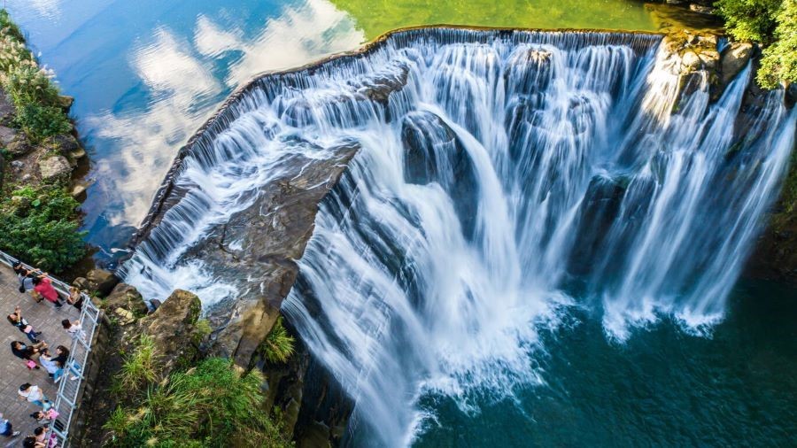 Thác nước Thập Phần luôn là địa điểm thu hút đông đảo khách du lịch