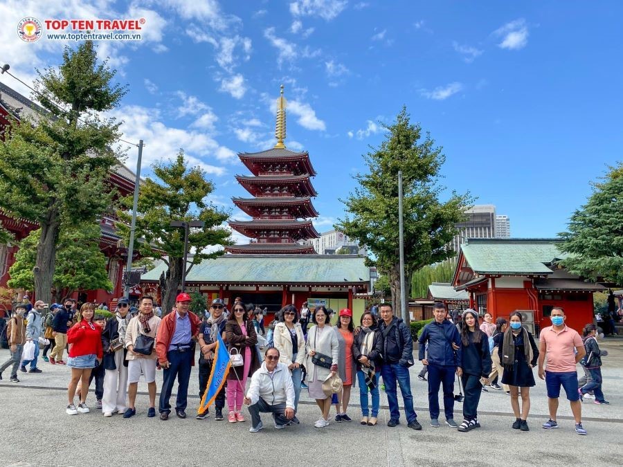 Đoàn khách tham gia tour du lịch Nhật Bản của nhà Top Ten