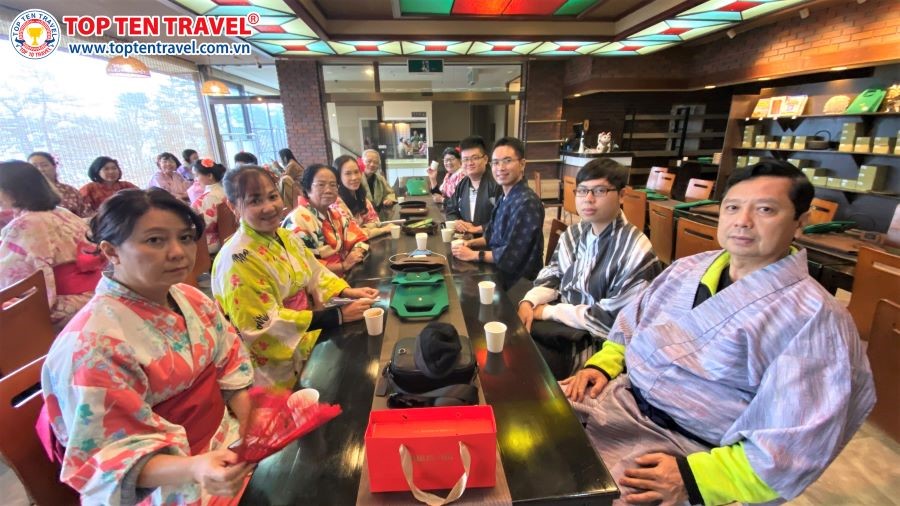 Đoàn khách Top Ten Travel tham quan du lịch Nhật Bản