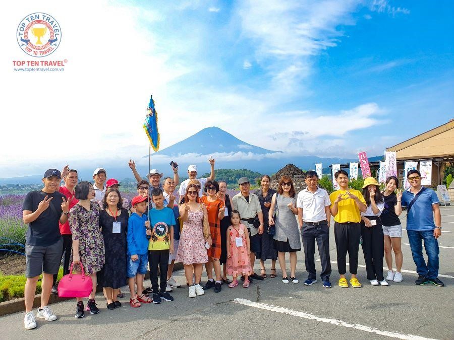 Du khách tham quan và khám phá mùa hoa oải hương Nhật Bản