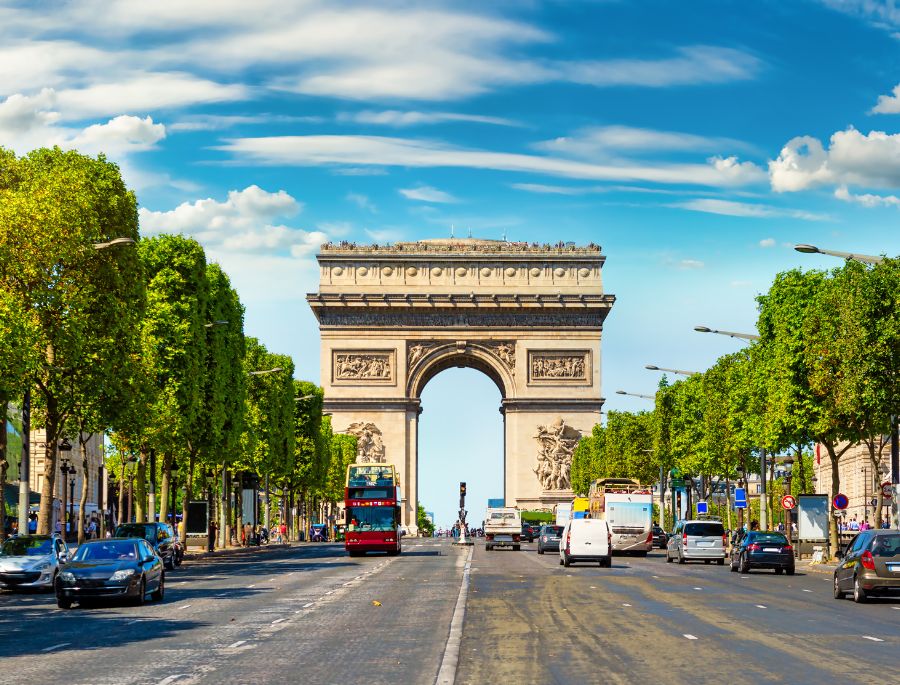 Khải Hoàn Môn tọa lạc ngay trung tâm đại lộ Champs Elysees