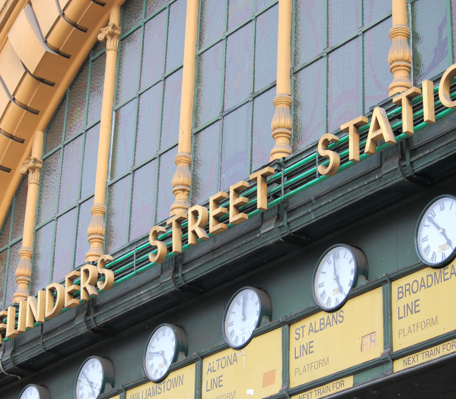 Hình ảnh 13 chiếc đồ hồ được treo thẳng hàng trên cổng chính