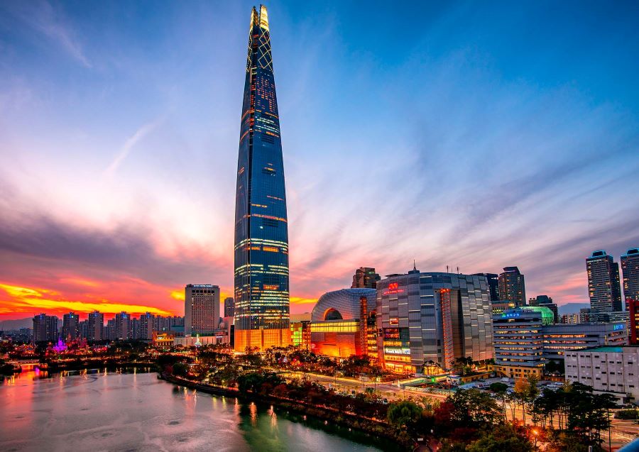 Lotte World Tower cũng là một tòa nhà nổi tiếng mà du khách không thể bỏ qua khi du lịch Hàn Quốc