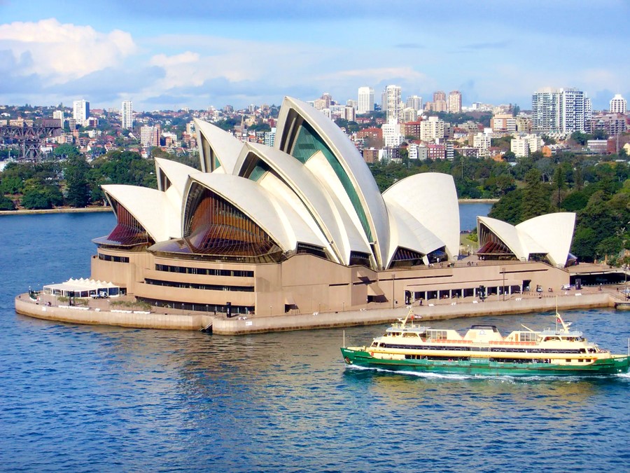 Nhà hát Opera Sydney nổi tiếng nằm cạnh vịnh Sydney
