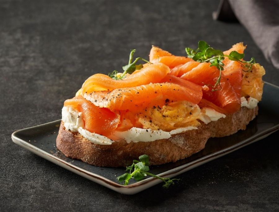 Những miếng cá hồi có hương vị hun khói thơm nhẹ đầy hấp dẫn.