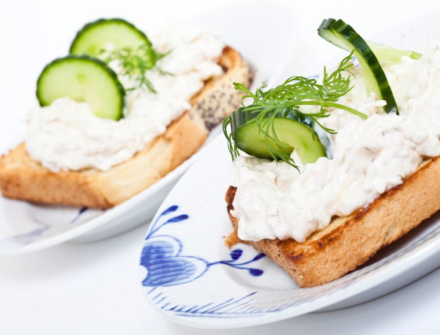 Bánh mì nướng Skagen là món ăn khai vị tươi mát hàng đầu vào mùa hè tại Thụy Điển