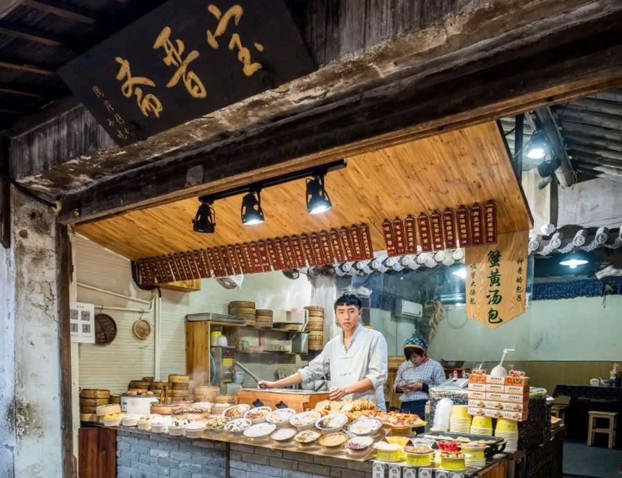 Các hàng ăn tại Châu Trang vô cùng bắt mắt và thu hút du khách