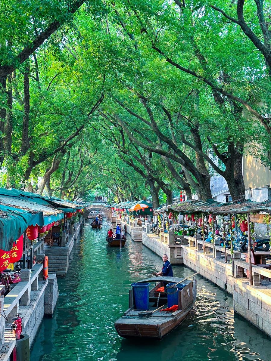 Với lịch sử hơn 2.500 năm cổ trấn này vẫn được bảo tồn khá nguyên vẹn