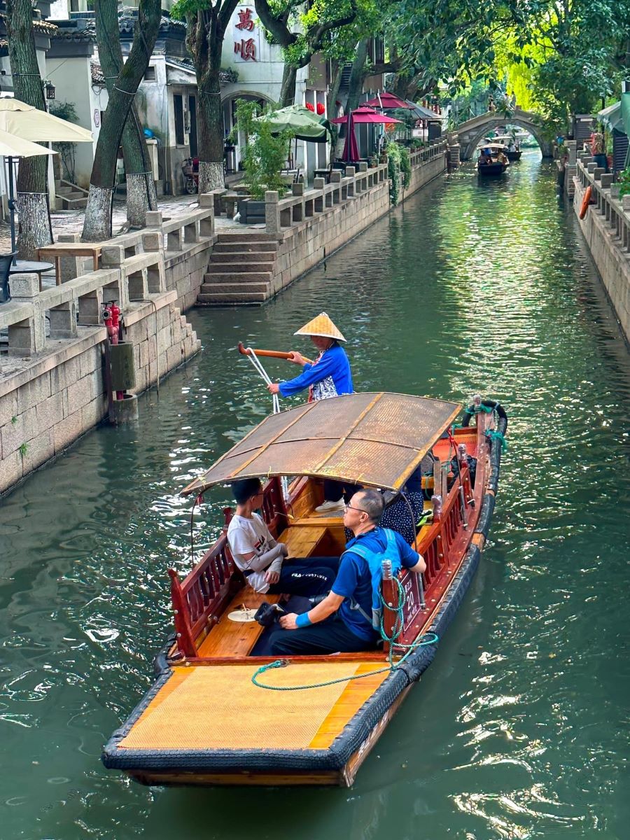 Du khách có thể đi thuyền dọc con kênh để tham quan trấn cổ Đồng Lý