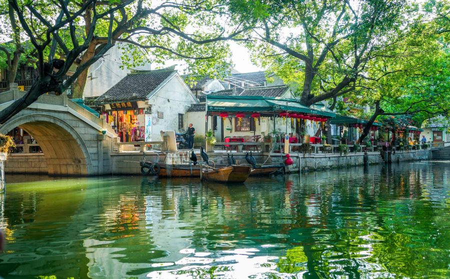 Nước hồ trong xanh như ngọc bích