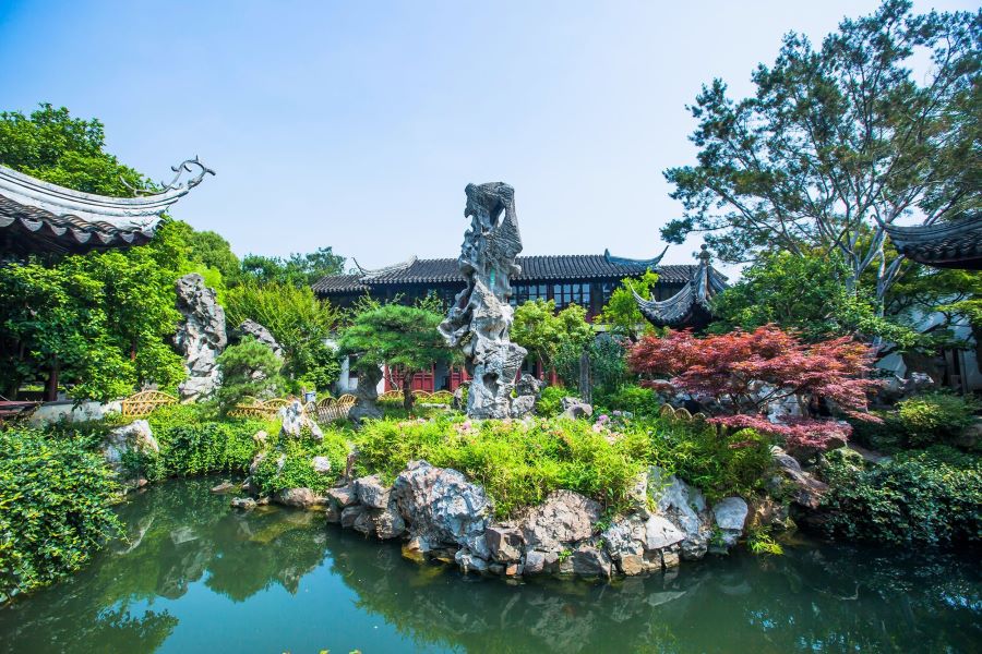 Tô Châu cũng nổi tiếng với những khu vườn cổ kính được UNESCO công nhận là Di sản Thế giới