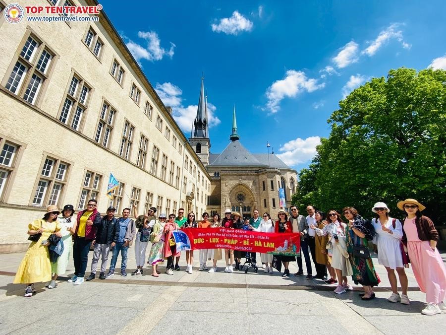 Đoàn khách Top Ten Travel tham quan và khám phá hành trình 5 nước Châu ÂU