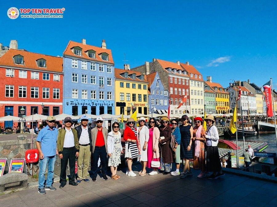 Đoàn khách Top Ten Travel tham quan và khám phá hành trình 5 nước Châu Âu