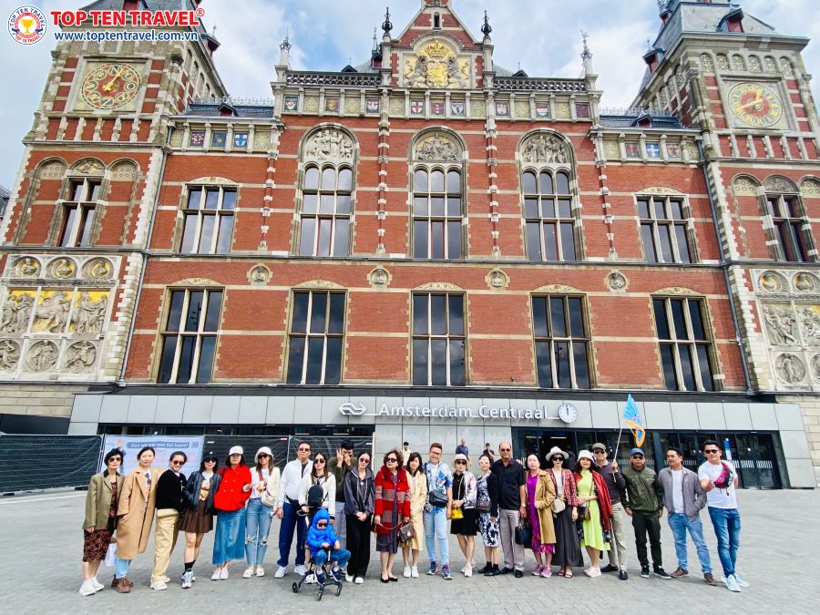 Hình ảnh khách tham gia hành trình tour Châu Âu 5 nước của Top Ten Travel