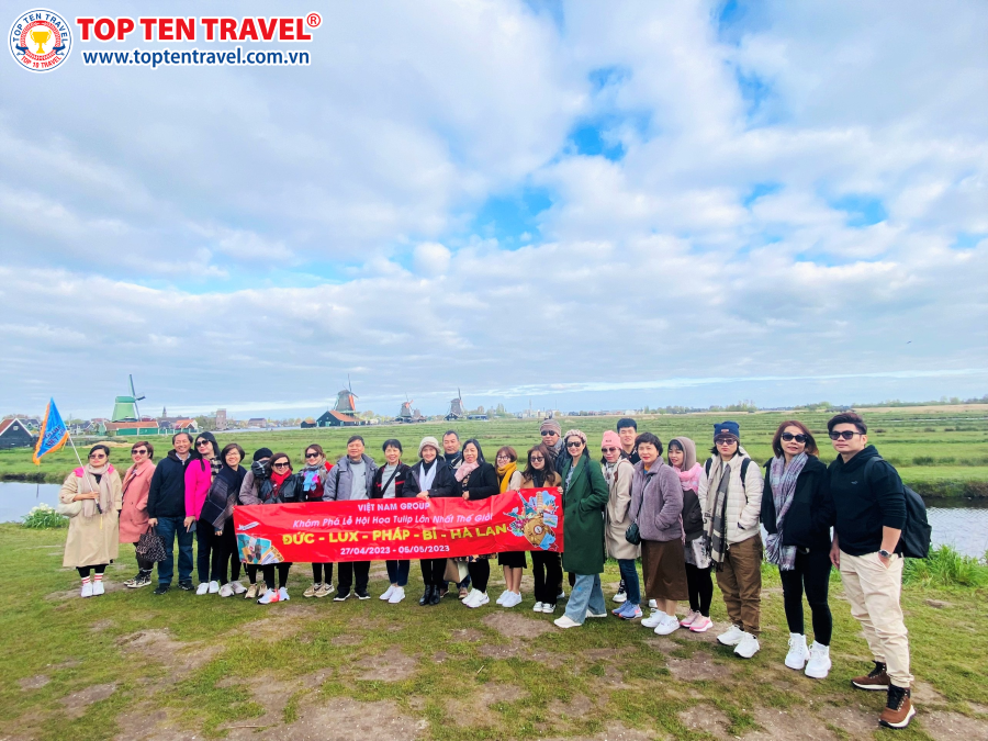 Đoàn khách Top Ten Travel tham quan và khám phá hành trình 5 nước Châu ÂU