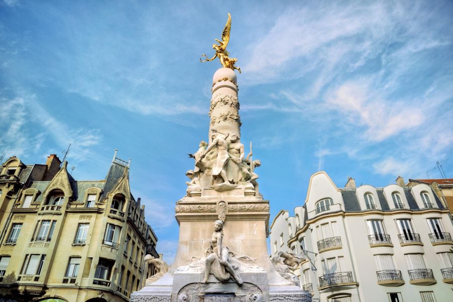 Đài phun nước được thiết kế vô cùng tinh tế, du khách có thể ngắm nhìn địa điểm này ở nhiều không gian ngồi khác nhau