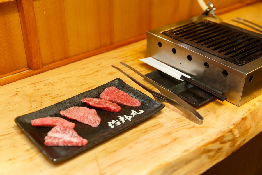 Với những miếng thịt bò hảo hạng được nướng trên bếp than hồng, Jiromaru mang đến cho bạn một trải nghiệm ẩm thực khó quên