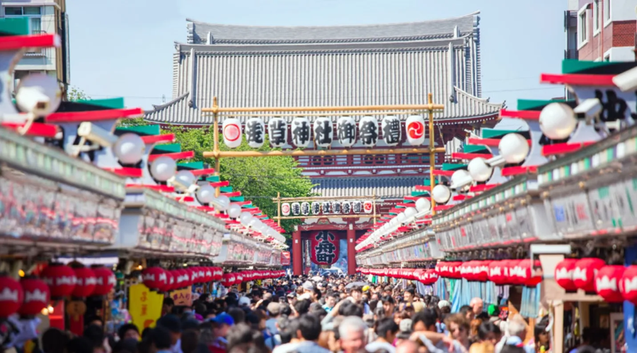 Trong những ngày đầu năm mới, các ngôi đền và chùa thường rất đông đúc người dân địa phương đến để thực hiện nghi lễ Hatsumode truyền thống