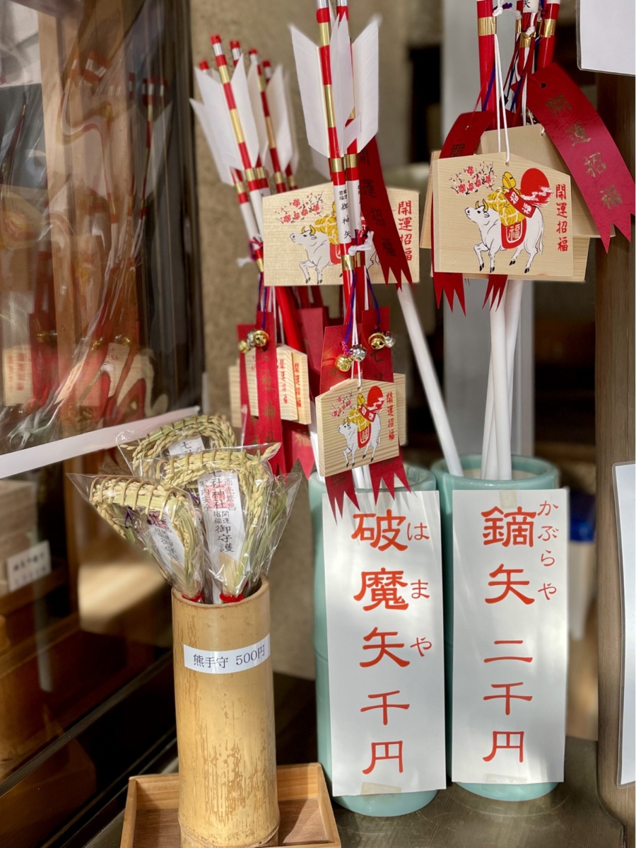 Mũi tên Hamaya trở thành một biểu tượng không thể thiếu trong không khí rộn ràng của lễ hội Hatsumode