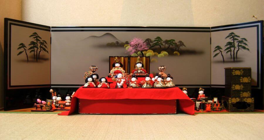 Ngày Hina Matsuri không chỉ là ngày trưng bày búp bê mà còn gắn liền với nhiều phong tục tập quán thú vị