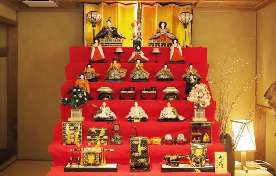 Trong ngày lễ Hina Matsuri, kệ bày búp bê là một phần không thể thiếu và mang ý nghĩa văn hóa sâu sắc