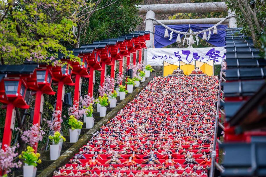 Hina Matsuri, dù có nguồn gốc từ xa xưa, vẫn giữ một vị trí quan trọng trong văn hóa Nhật Bản hiện đại