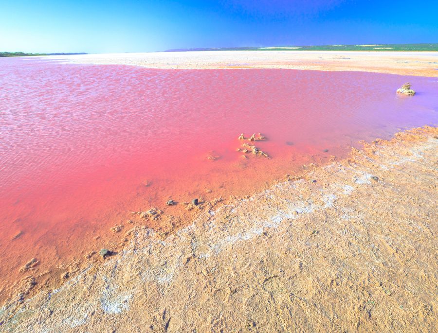 Có rất nhiêu các giả thuyết khác nhau khiến màu sắc của hồ có sự biến đổi độc đáo