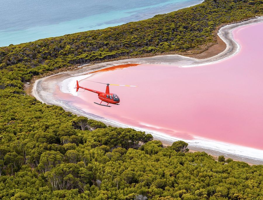Di chuyển tới hồ bằng trực thăng du khách có thể thoải mái ngắm nhìn khung cảnh từ trên cao