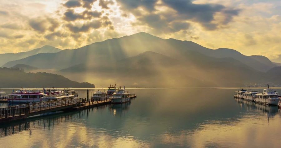 Hồ Nhật Nguyệt nằm ở miền trung của Quốc đảo Đài Loan