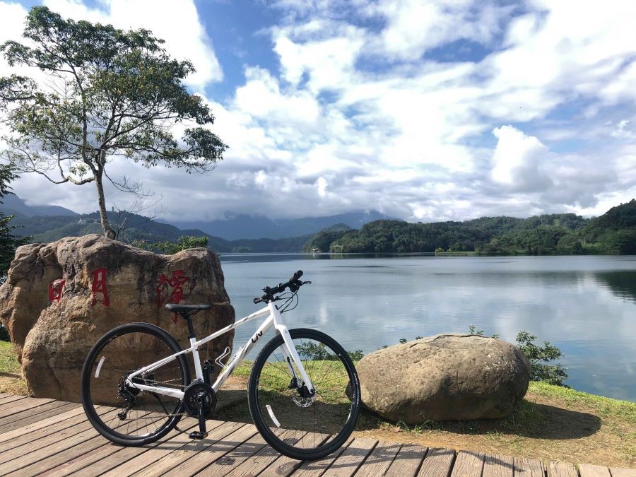 Đạp xe xung quanh hồ là một trong những trải nghiệm thú vị tại Hồ Nhật Nguyệt