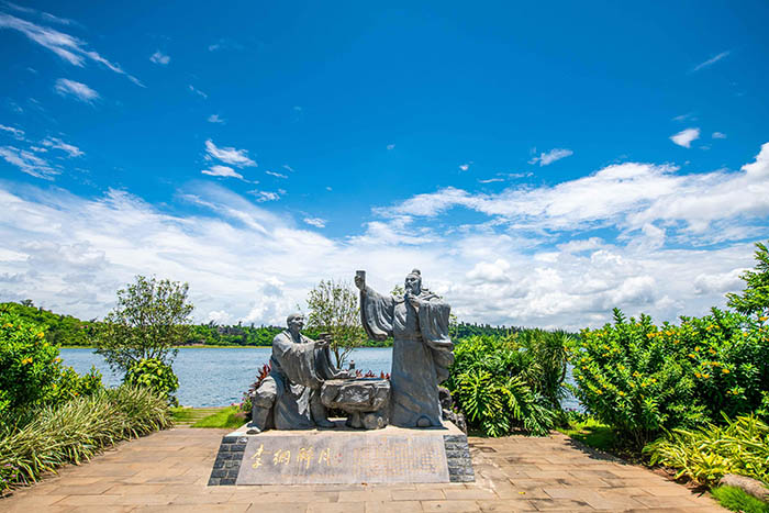 Hồ nước có "thủy quái" sinh sống đầy bí ẩn ở Trung Quốc