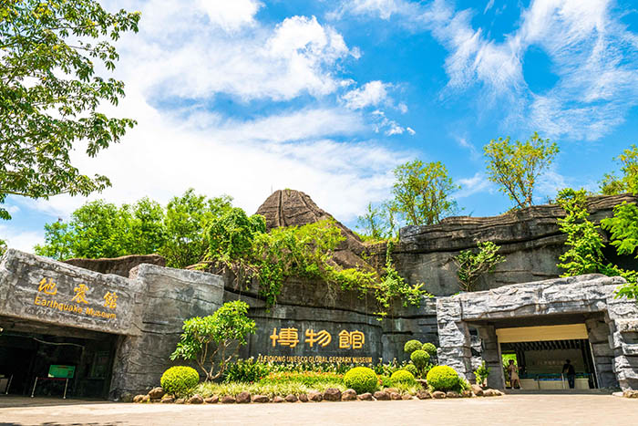 Hồ nước có "thủy quái" sinh sống đầy bí ẩn ở Trung Quốc