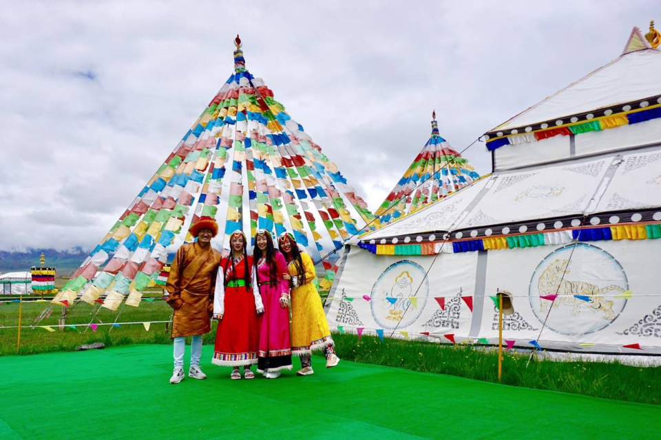 Hồ Thanh Hải - Xứ "hoa vàng cỏ xanh" ở Trung Quốc