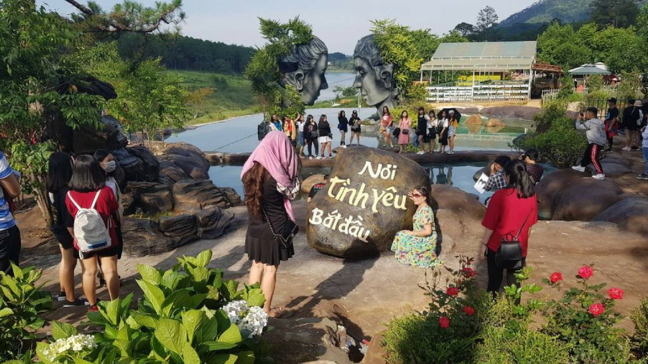 Hồ Vô Cực - Địa điểm check-in cho hội "sống ảo" ở Đà Lạt