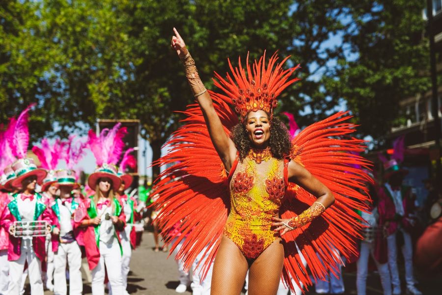Dừng chân tại Notting Hill Carnival, du khách sẽ có cơ hội chiêm ngưỡng những bộ trang phục độc lạ sặc sỡ màu sắc