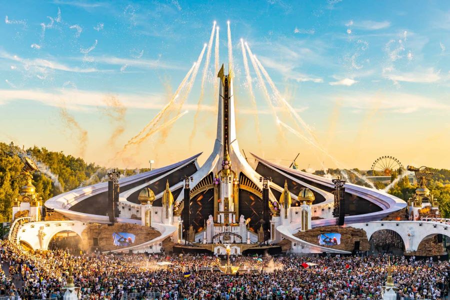 Lễ hội âm nhạc Tomorrowland với những bản nhạc EDM sôi động được trình bày bởi các nghệ sĩ nổi tiếng hàng đầu thế giới 