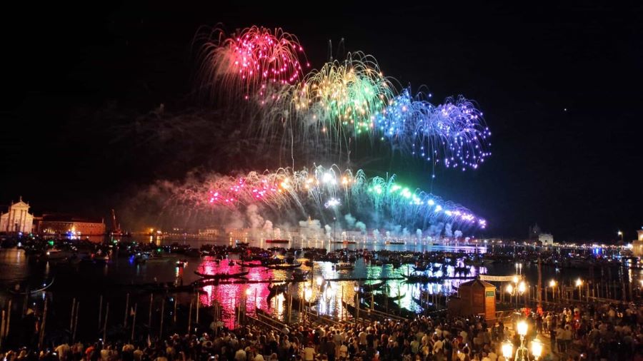 Lễ hội Festa del Redentore với những màn trình diễn pháo hoa rực rỡ đầy ngoạn mục trên bầu trời đêm