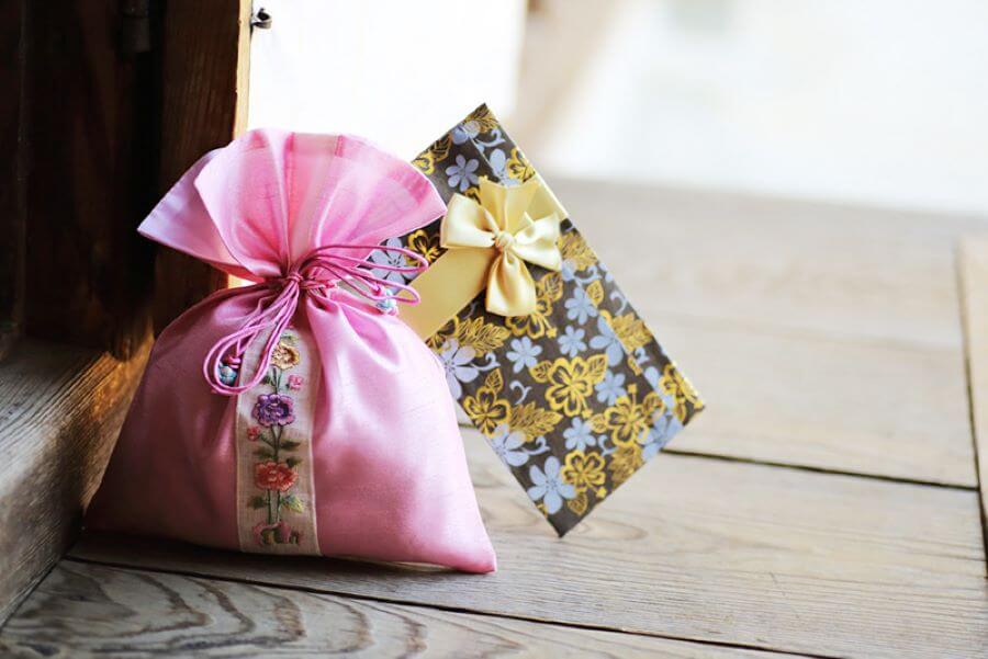 Dạo bước qua những con đường rợp bóng hoa, bạn sẽ dễ dàng bắt gặp vô số gian hàng quà tặng với muôn vàn lựa chọn phong phú