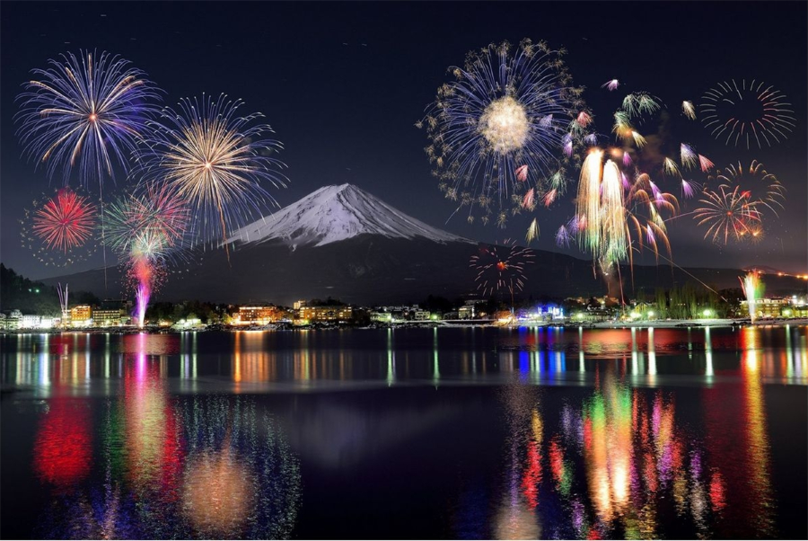Lễ hội pháo hoa khai mạc là một trong những điểm nhấn không thể bỏ qua của lễ hội mùa thu Fuji Kawaguchiko