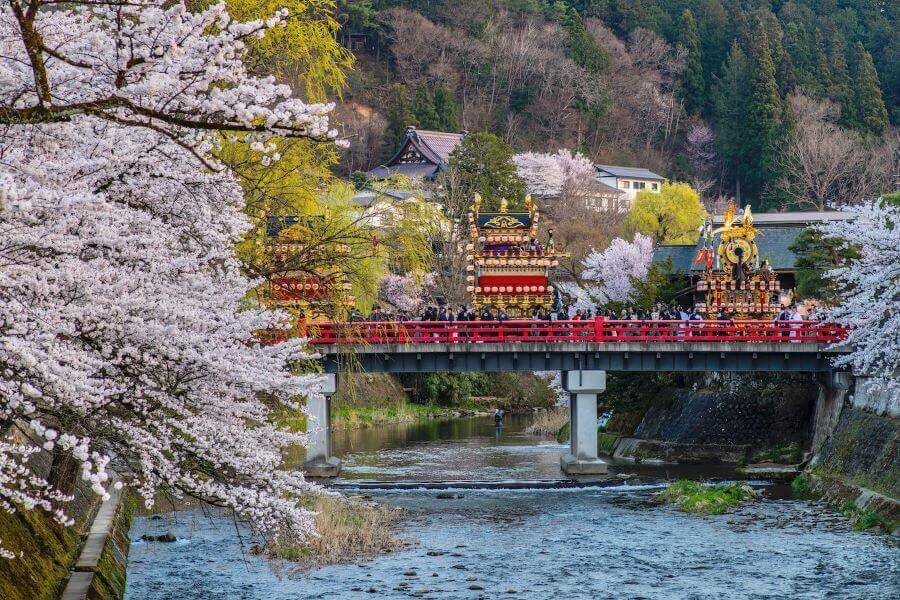 Lễ hội mùa xuân Takayama độc đáo tại Nhật Bản