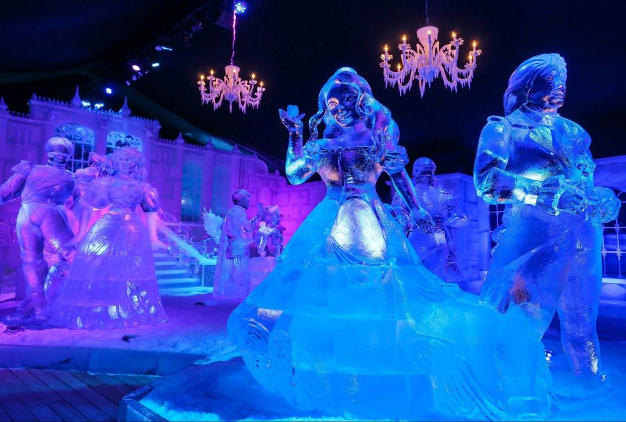 Lễ hội điêu khắc trên băng độc đáo được diễn ra từ tháng 11 cho đến tháng Giêng năm sau