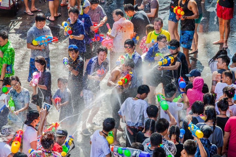 Thái Lan sôi động và náo nhiệt nhất vào tháng 4, khi Lễ hội té nước Songkran diễn ra