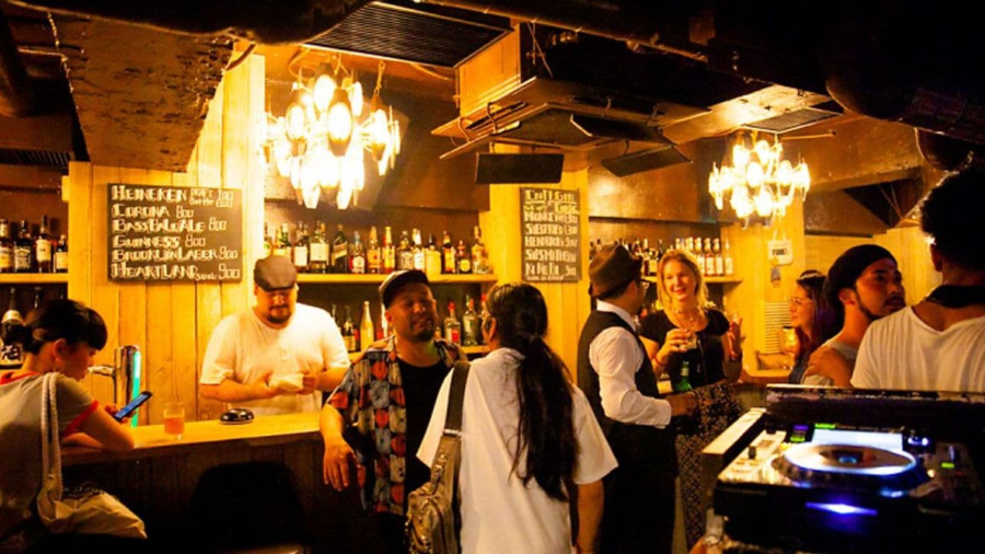 Shibuya về đêm vô cùng sôi động với hàng loạt các quán bar, club và những bữa tiệc thâu đêm