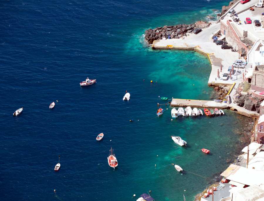 Trải nghiệm chèo thuyền khám phá núi lửa tại Santorini