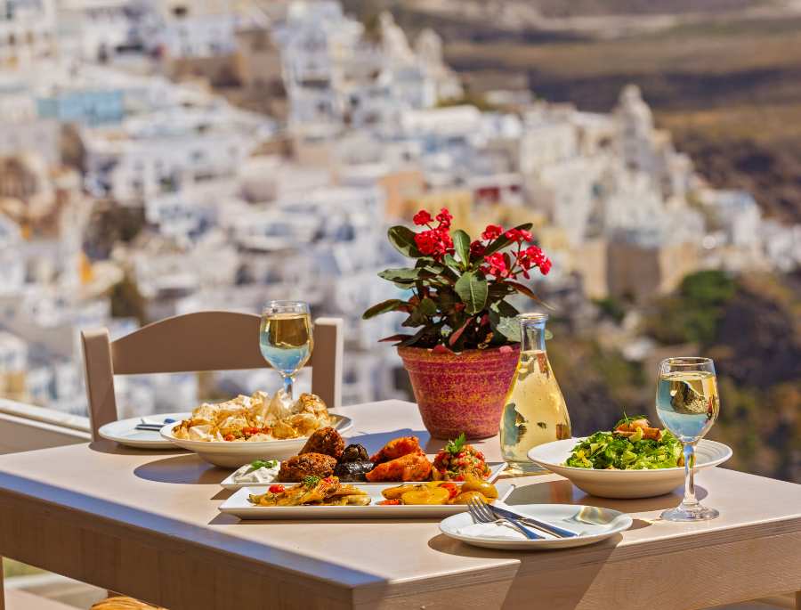 Ẩm thực Santorini là sự kết hợp hài hòa giữa hương vị Địa Trung Hải và những nguyên liệu địa phương tươi ngon