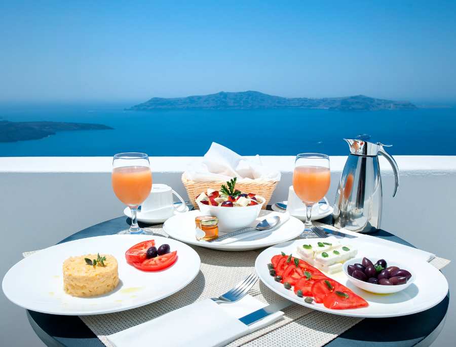 Khung cảnh thưởng thức ẩm thực nên thơ tại Santorini