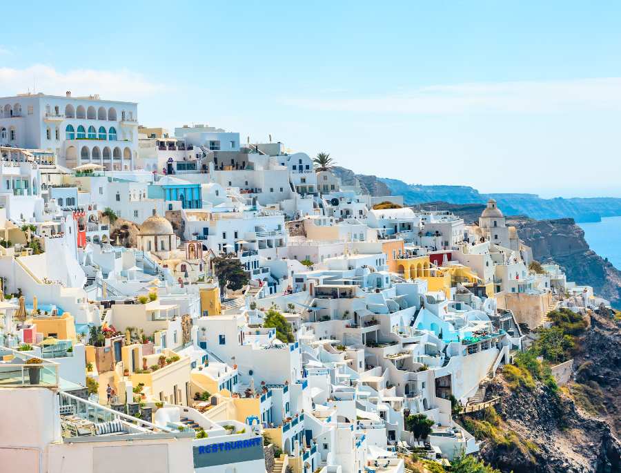 Fira được xem là trái tim của Santorini với vẻ đẹp yên bình