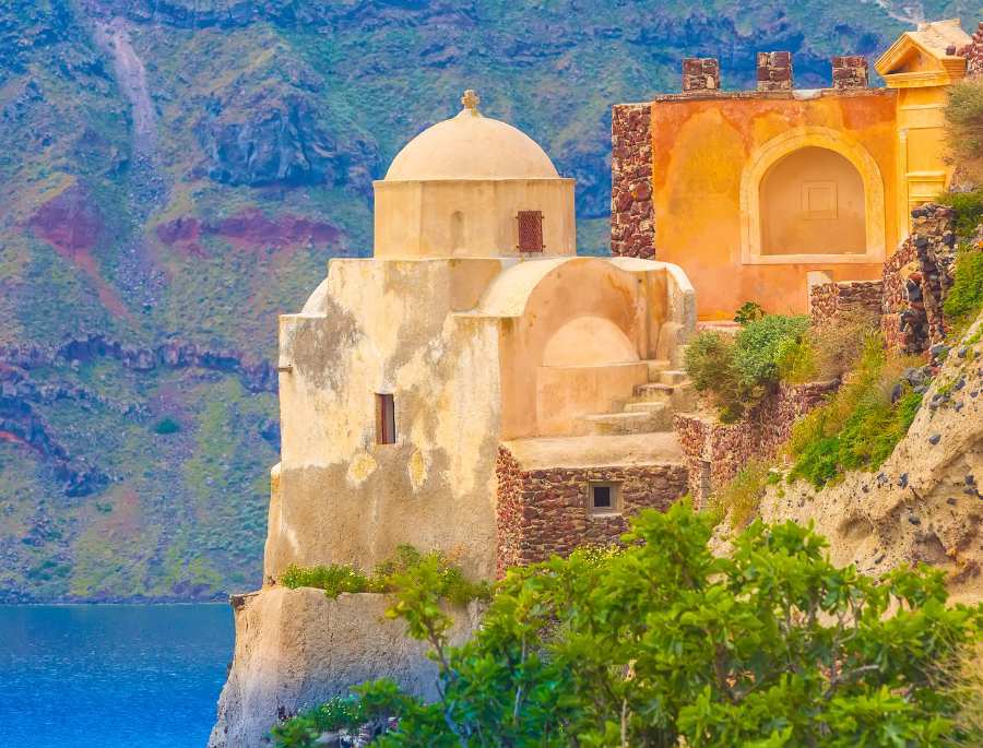 Toàn cảnh lâu đài Venetian cổ kính nằm trên vách núi dựng đứng