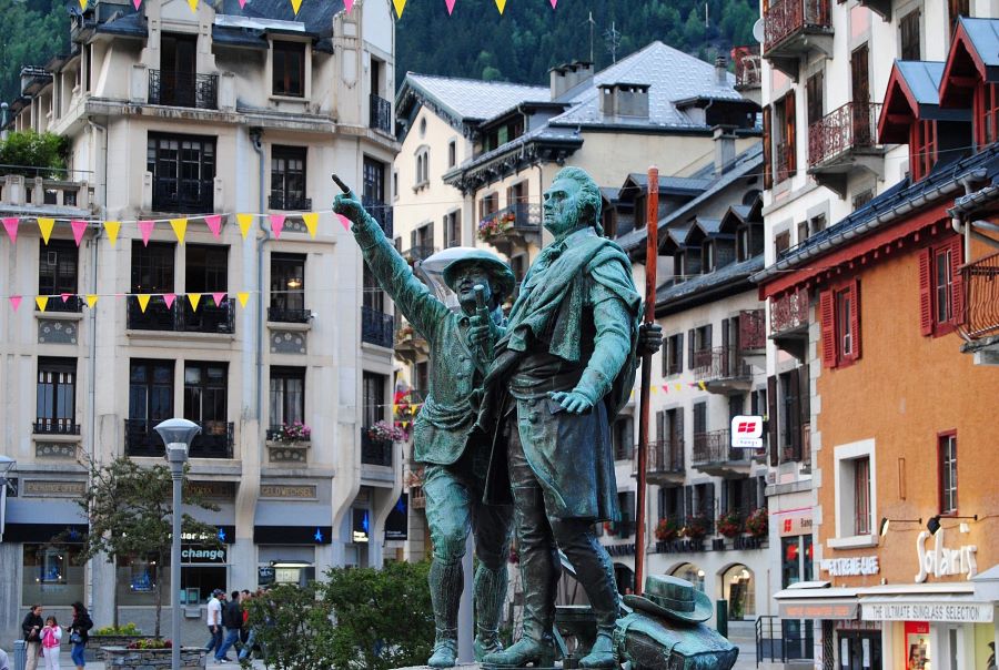 Đài tưởng niệm Jacques Balmat là một công trình kiến trúc đặc sắc tại thị trấn Chamonix